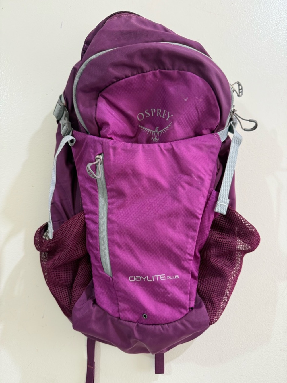 OSPREY Daylite Plus Backpack - Magenta and Light Gray Accents